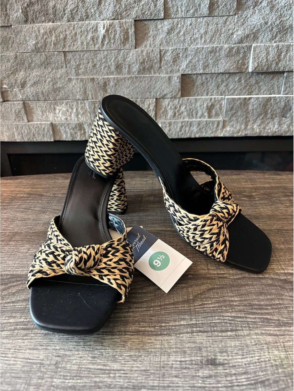 Universal Thread Sandals